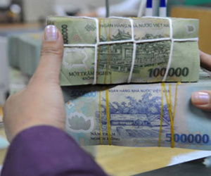 Lãi suất tiền gửi lại giảm thêm