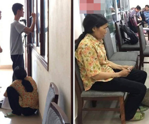 Người mẹ cầm nón rách đợi con trai nhập học và câu chuyện khiến bao người rơi nước mắt