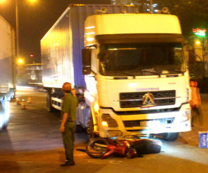 Xe đầu kéo cán chết nam thanh niên trong đêm ở Sài Gòn