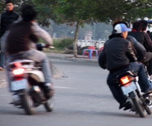 11 thanh niên lạng lách đánh võng gây náo loạn đường phố