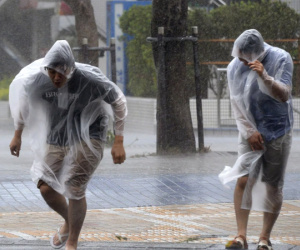 Hong Kong nâng cảnh báo cao nhất trong 5 năm để đón bão Hato