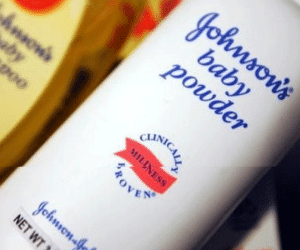 Johnson & Johnson bồi thường 417 triệu USD vì phấn rôm