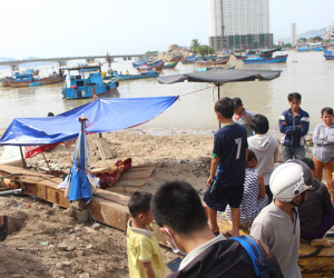 Mẹ gào khóc trước thi thể con trai trôi trên Vịnh Nha Trang