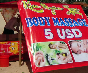 Nhiều chòi massage trái phép mọc trên bãi biển Mũi Né