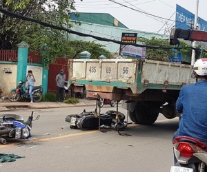 Ôtô tải tông 2 người đi xe máy đang chờ đèn đỏ
