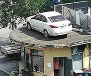 Đỗ xe dưới đất, hồi sau quay lại thấy nằm trên... nóc nhà