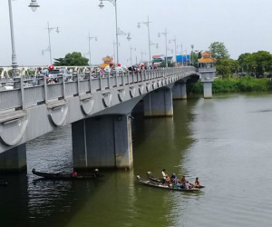 Gia đình bất lực nhìn nam sinh nhảy cầu Dã Viên