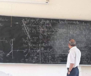 Học trò lười lau bảng, thầy giáo ghi chồng bài mới lên và thông báo cuối giờ kiểm tra!