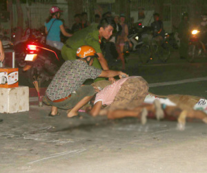 Người thân khóc ngất bên thi thể không nguyên vẹn của người phụ nữ chết thảm dưới bánh xe tải