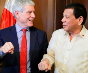Sếp tình báo Úc bị chỉ trích vì hành động tung nắm đấm cùng Tổng thống Philippines