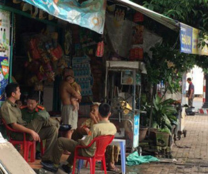 Thanh niên đổ xăng lên người rồi tự châm lửa đốt trước cửa nhà bố mẹ vợ