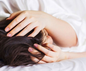 Tôi đã từng vừa cho hai đứa trẻ bú vừa lặng lẽ lau nước mắt