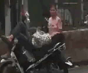 Video: Giận vợ, người đàn ông dựng xe máy nằm giữa Quốc lộ 1A