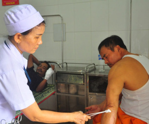 Bị cắt điện, dùng gậy hành hung nhân viên điện lực nhập viện