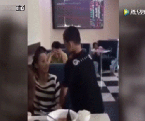 Bị giáo huấn vì làm hỏng đồ của nhà hàng, bé trai 12 tuổi lao vào bóp cổ mẹ ngay giữa chốn đông người