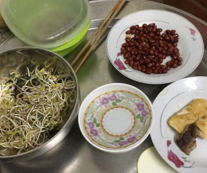 Đóng tiền ăn nghiêm túc mà mẹ chồng nấu cơm 3 món lèo tèo lạc đậu, con dâu chụp ảnh bêu ngay lên Facebook