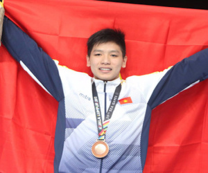 Kình ngư 15 tuổi Việt Nam phá kỷ lục SEA Games, giành HCV