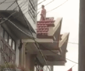 Người đàn ông tử vong sau 8 giờ cố thủ trên nóc nhà ném gạch đá