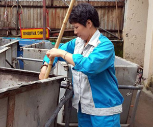 Người thanh niên xuất hiện trong đêm khiến nữ lao công rơi nước mắt