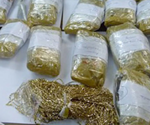 Giấu trong người 20kg kim loại nghi là vàng đi máy bay về VN
