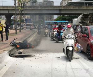 Hà Nội: Xe ôm Grab bốc cháy dữ dội trên phố Đỗ Đức Dục
