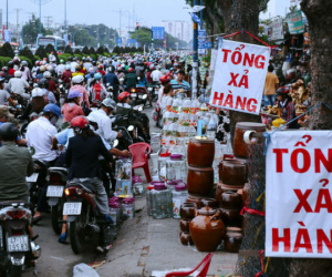 Hàng chục gian hàng gần sân bay Tân Sơn Nhất ồ ạt thanh lý chó, gà, cây cảnh, giao thông Sài Gòn hỗn loạn