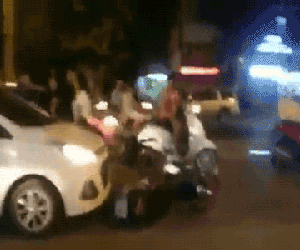 Video: Va chạm với ô tô, cô gái bị đạp thẳng vào người, ngã lăn trên đường