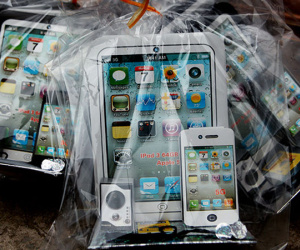"Xế hộp, iphone" ế ẩm, thời trang địa phủ thăng hoa tháng "cô hồn"