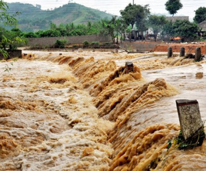 Bão số 7 mạnh thêm, gây mưa dồn dập