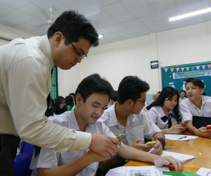 Cấm hay giám sát học sinh dùng điện thoại di động?