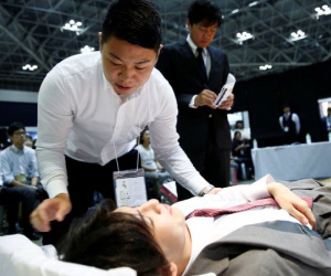 Xem người Nhật thi mặc quần áo cho... người chết