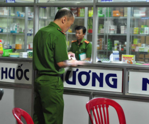 Bắt nghi can sát hại chủ tiệm thuốc, đâm gục bố chồng nạn nhân