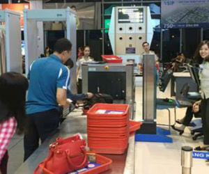 Gà quang quác trên bàn cân ký gửi hành lý máy bay