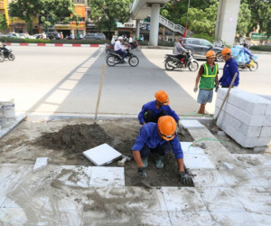 Hà Nội "thay áo mới" hàng loạt vỉa hè