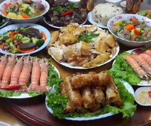 Mâm cỗ cúng "cô hồn" 5 triệu, chị em công sở xuống tiền ngay