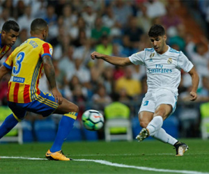 Real phải chia điểm với Valencia tại Bernabeu