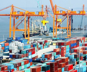 Việt Nam xuất siêu trở lại trong tháng 8