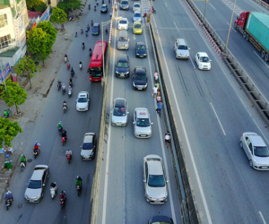 Xe khách, xe ôm "đại náo" cao tốc trên cao ở Hà Nội