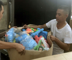 Bắt xe tải “nhồi” đầy đồ chơi trẻ em không rõ nguồn gốc