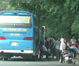 Hà Nội : Xe khách ngang nhiên lập "đại bản doanh” bắt khách trên đại lộ Thăng Long