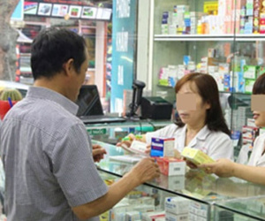 Một tiệm thuốc, 2 vị khách nam: Người vét tiền mua thuốc bổ cho vợ, người hỏi thuốc tránh thai 15k còn chê đắt