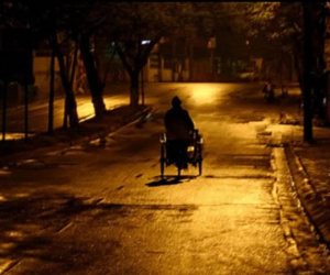 Người đàn ông bế con trong đêm khiến nữ lao công rụng rời