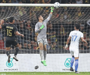 Thủ môn đấm bóng vào lưới nhà, Malaysia nhìn Thái Lan vô địch SEA Games