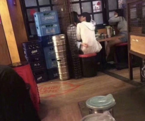 Tình yêu không có lỗi, lỗi là ở bạn thân: Nhân lúc bạn gái đi vệ sinh, chàng trai trẻ hôn ngấu nghiến cô bạn thân
