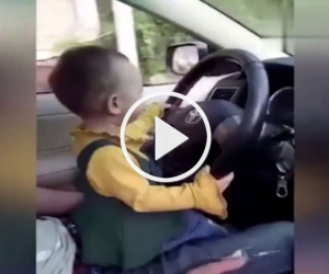 Video: Bé gái hơn 1 tuổi được cha mẹ dạy lái xe ôtô