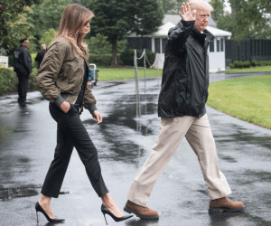 Bà Melania Trump hứng chỉ trích vì đi giày cao gót thăm vùng bão