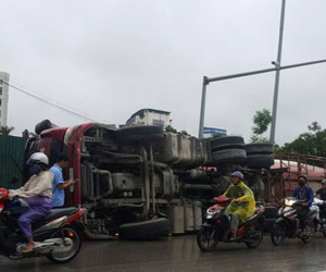 Xe bồn lật nghiêng trên phố Hà Nội, giao thông ùn ứ nhiều giờ