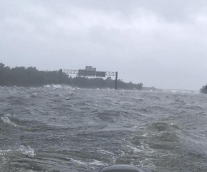 Biển sóng dữ dội như ngoài đại dương này chính là tuyến đường cao tốc tại Texas sau bão Harvey