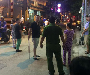 Cảnh sát nổ súng bắt kẻ "múa" dao ở Sài Gòn