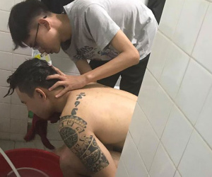 Em trai chăm sóc Đông Hùng trong nhà trọ sau khi bị chém